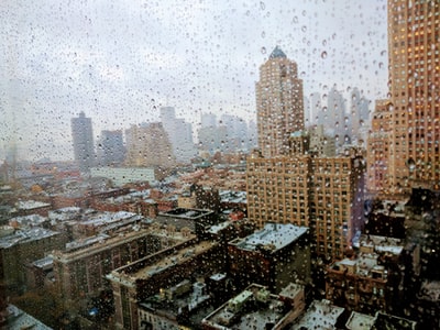 航空摄影的城市在下雨摄影
